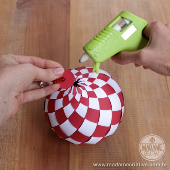 DIY paper Balls tutorial! So beautiful! I'm totally making this for Christmas! Passo a Passo Bolas de Paper trançado! Lindo para decoração de natal! #chirstmascrafts