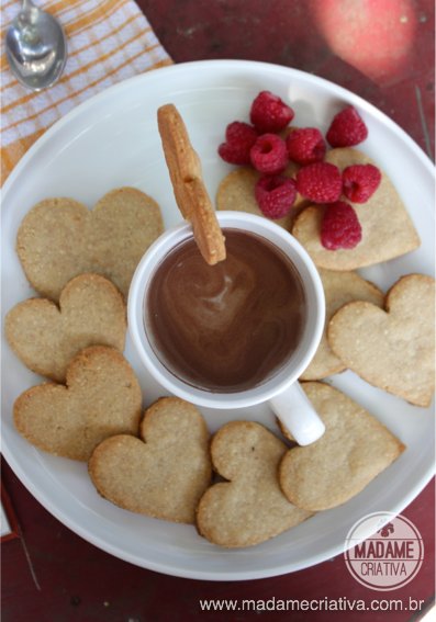 Cute and delicious Heart shape almond cookies - I'll make it for valentine's - Recipe in english and portuguese - Receita de dis dos Namorados: biscotto em forma de coração para colocar na caneca - Passo a Passo com fotos - #almond #cookie #biscoito #bolacha