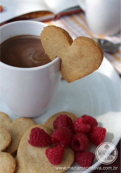 Cute and delicious Heart shape almond cookies - I'll make it for valentine's - Recipe in english and portuguese - Receita de dis dos Namorados: biscotto em forma de coração para colocar na caneca - Passo a Passo com fotos - #almond #cookie #biscoito #bolacha