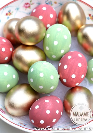 Love the color combination  - Golden eggs were painted with spray - See polka dots eggs DIY tutorial - Ovos Pintados com bolinhas - Linda decoração de Páscoa - #easter #pascoa #eastereggs