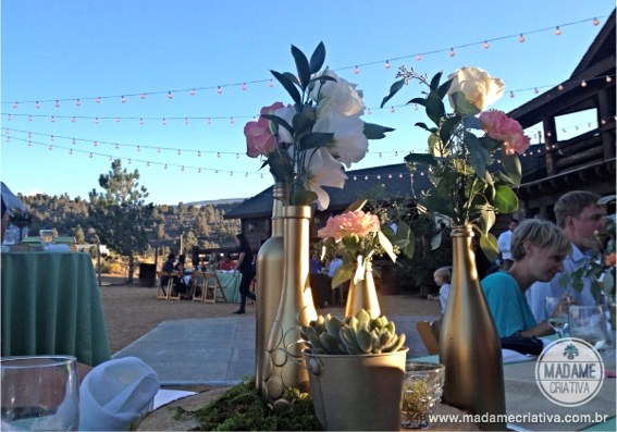Decoração de Casamento rápida e barata: arranjos de flores em garrafas douradas. Inexpensive DIY wedding decor