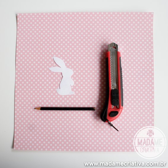 Bunny scrapbooking paper Placemat for easter! Cute and inexpensive - Love the idea! - Jogo americano feito com papel de scrapboking! Ideal para páscoa! - Coelho recortado - DIY #easter #paper #placemat #scrapbooking #easterbunny
