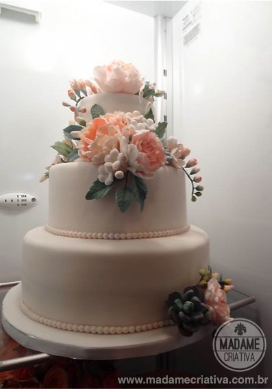 Bolo de verdade com flores comestíveis feito por família brasileira para casamento nos EUA - Sugar flowers for Wedding Cake. The bride's family made it! Can you believe it? Hey Cake Boss, we've got some talent!