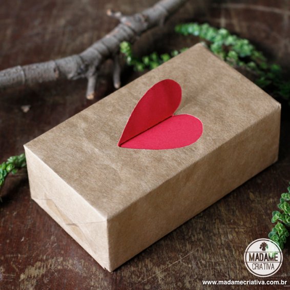 Como fazer pacote de coração aberto-  Passo a passo com fotos - How to make a gift wrapping with a heart at the top- DIY tutorial  - Madame Criativa - www.madamecriativa.com.br