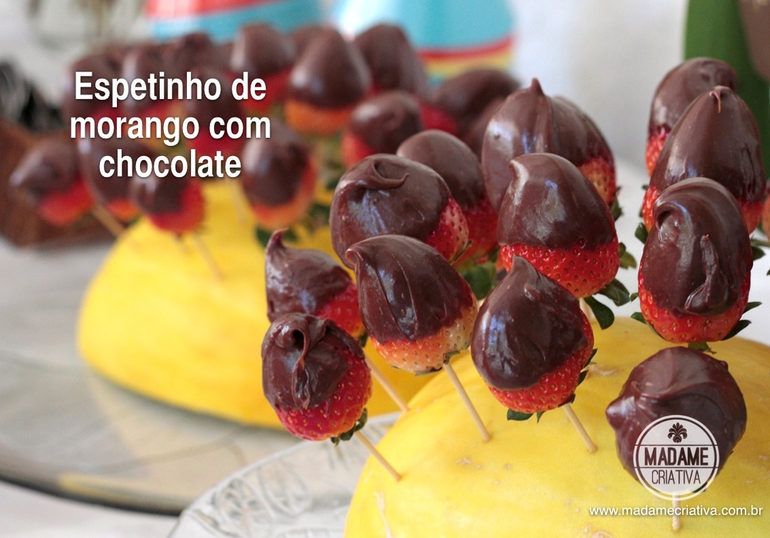 Receita Espetinhos de Morango com chocolate - Dicas de como fazer -How to make Strawberry and chocolate popstick Recipe - DIY - Madame Criativa - www.madamecriativa.com.br