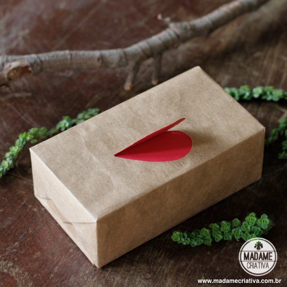 Como fazer pacote de coração aberto-  Passo a passo com fotos - How to make a gift wrapping with a heart at the top- DIY tutorial  - Madame Criativa - www.madamecriativa.com.br