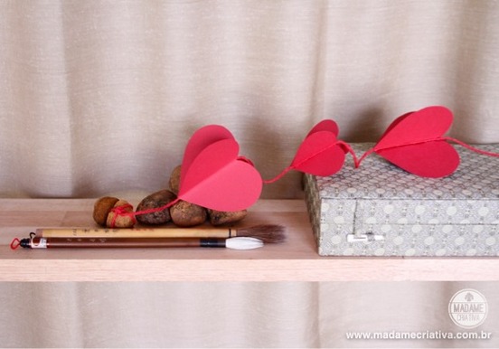 Como fazer cortina de corações de papel -  Passo a passo com fotos - How to make a paper hearts curtain - tied heart”- DIY tutorial  - Madame Criativa - www.madamecriativa.com.br