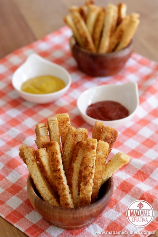 Easy to make these Crunchy Homemade Breadsticks - Aperitivo fácil de fazer: palitos de parmesão feitos com pão de forma, manteiga e parmesão.