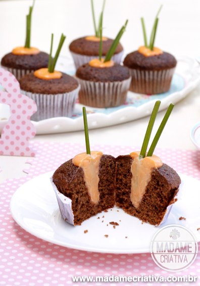 Cute Easter Cupcake - Cupcake de chocolate e cenoura com cenoura de ganache plantada - Receita para Pascoa #easter #pascoa #cupcake #cutecupcake #carrots - Madame Criativa