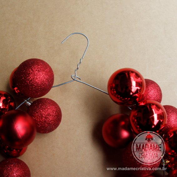 Como fazer Guirlanda de Natal com uma Cabide - Dicas e passo a passo com fotos - How to make a Wreath with a hanger and Xmas balls - DIY - Tutorial - Madame Criativa - www.madamecriativa.com.br