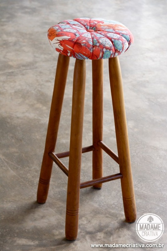 Easy and fast way to remodel a stool. No sewing! DIY tutorial - Como reformar um banquinho sem precisar costurar - Passo a Passo - Estofado rápido