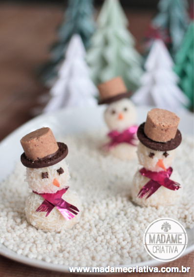 Boneco de Neve de beijinho recheado com uva e chapéu de paçoca e biscoito - Coconut truffles snowman