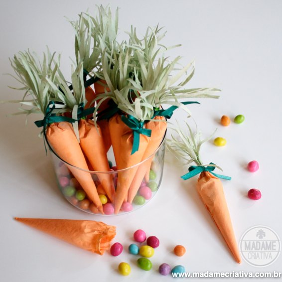 Paper carrots filled with candies - Easy and cute DIY project for easter! - Lembrancinha de cenoura com doces - Artesanato fácil para páscoa! - #easter #pascoa #Páscoa #paper #papel #cenoura #carrot