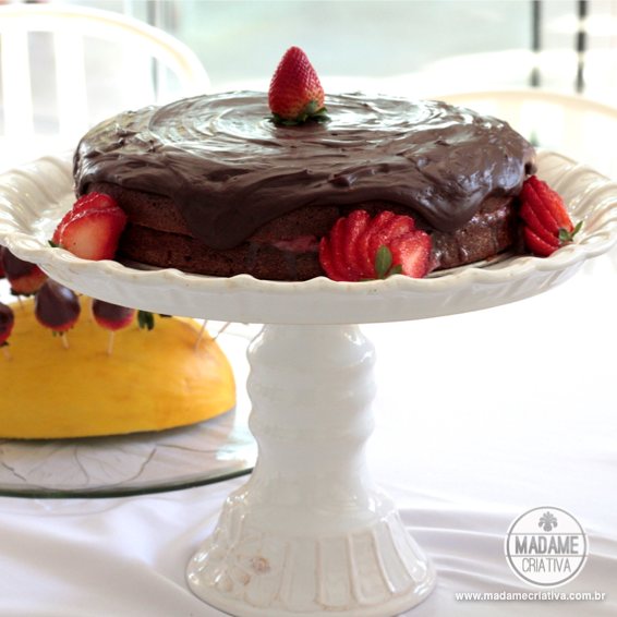 Receita Bolo de Chocolate com Morango - Dicas de como fazer -How to make chocolate cake with strawberries Recipe - DIY - Madame Criativa - www.madamecriativa.com.br