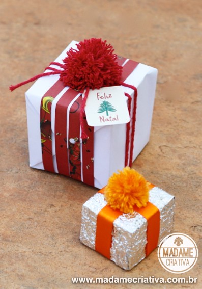 Como fazer mini pompons para decorar presentes de Natal - Passo a passo - PAP - DIY pompoms on Christmas gift wrapping.