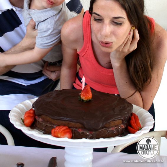 Receita Bolo de Chocolate com Morango - Dicas de como fazer -How to make chocolate cake with strawberries Recipe - DIY - Madame Criativa - www.madamecriativa.com.br