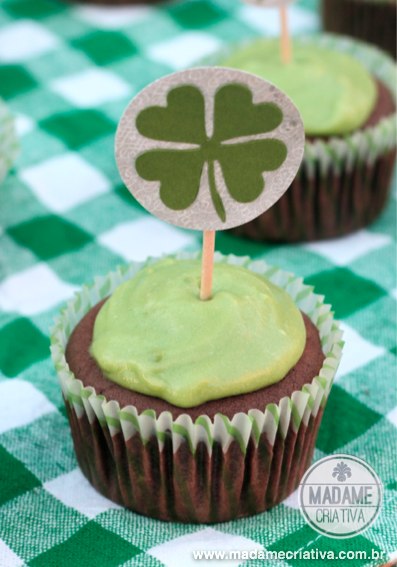 Cupcake de Chocolate com cobertura de abacate e cream cheese - Receita de cobertura saudável - Lucky cupcake for St. Patrick's Day