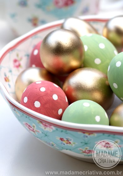 Love the color combination  - Golden eggs were painted with spray - See polka dots eggs DIY tutorial - Ovos Pintados com bolinhas - Linda decoração de Páscoa - #easter #pascoa #eastereggs