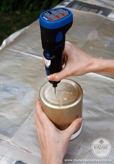 Como fazer furos em plástico usando a Dremel ferramenta rotativa - Reaproveitamento de potes plásticos - Passo a passo com fotos - How to - DIY tutorial  - Madame Criativa - www.madamecriativa.com.br